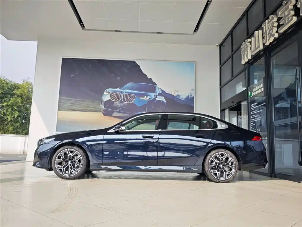 BMW 5 Series 2024 530Li Premium M Sport Package фото 3