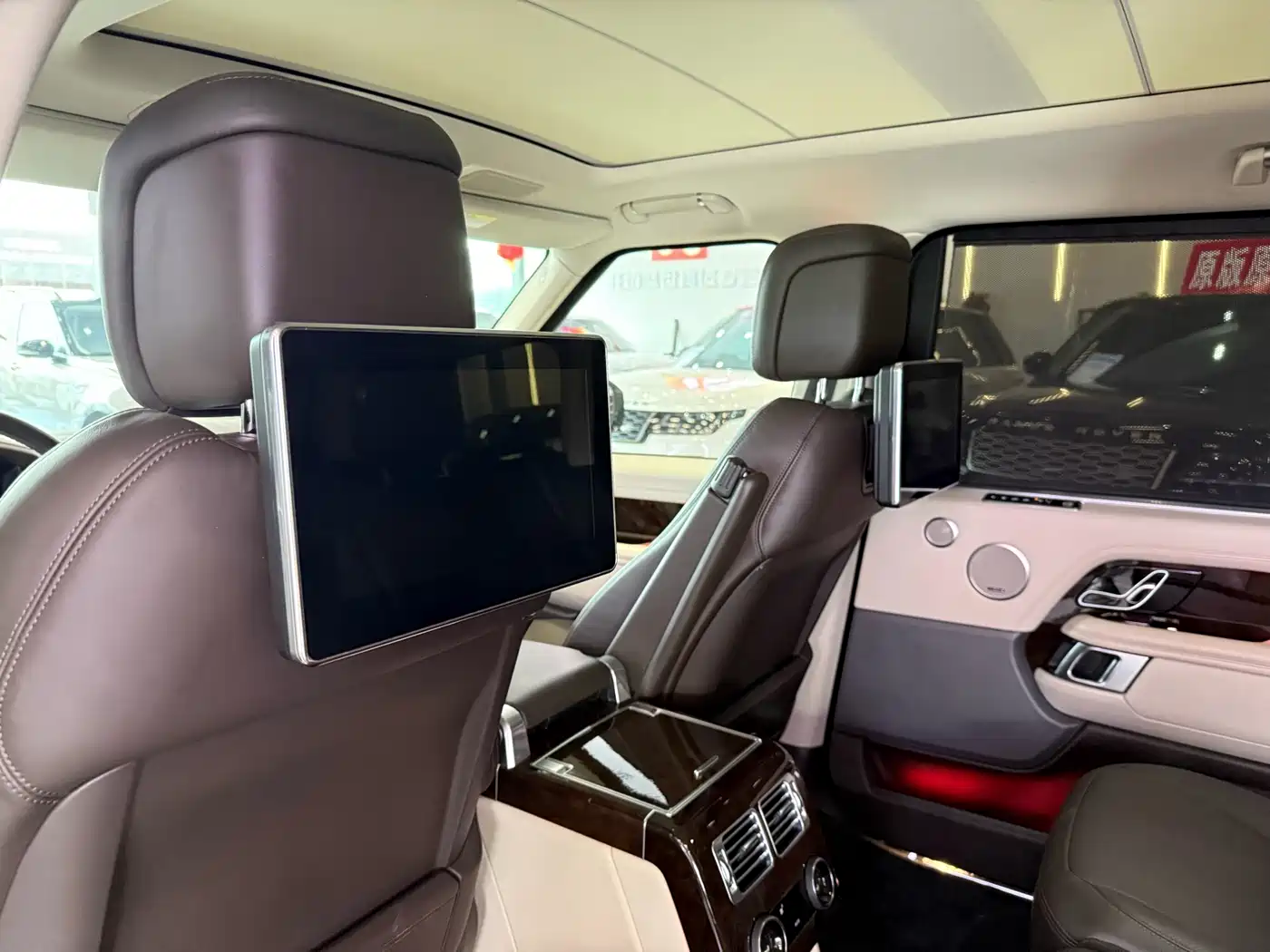 Land Rover Range Rover 2020 3.0 L6 Heritage Extended Edition фото 16