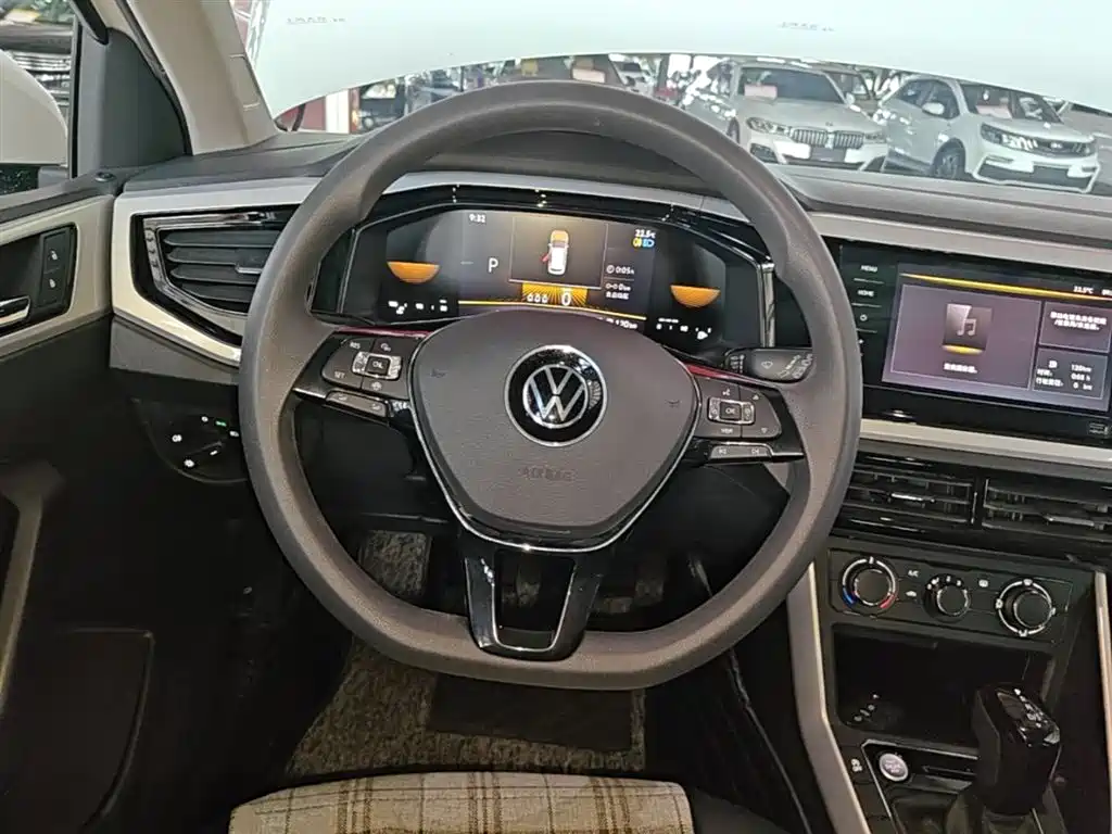 VOLKSWAGEN POLO