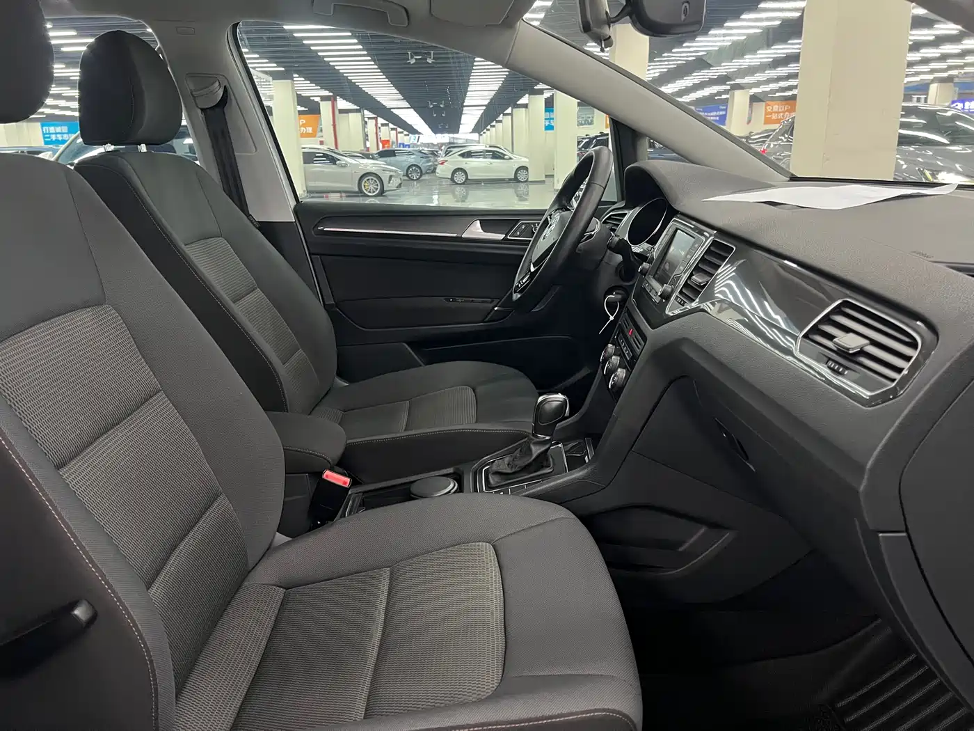 Volkswagen Golf Sportsvan 2016 230TSI Automatic Progressive фото 8