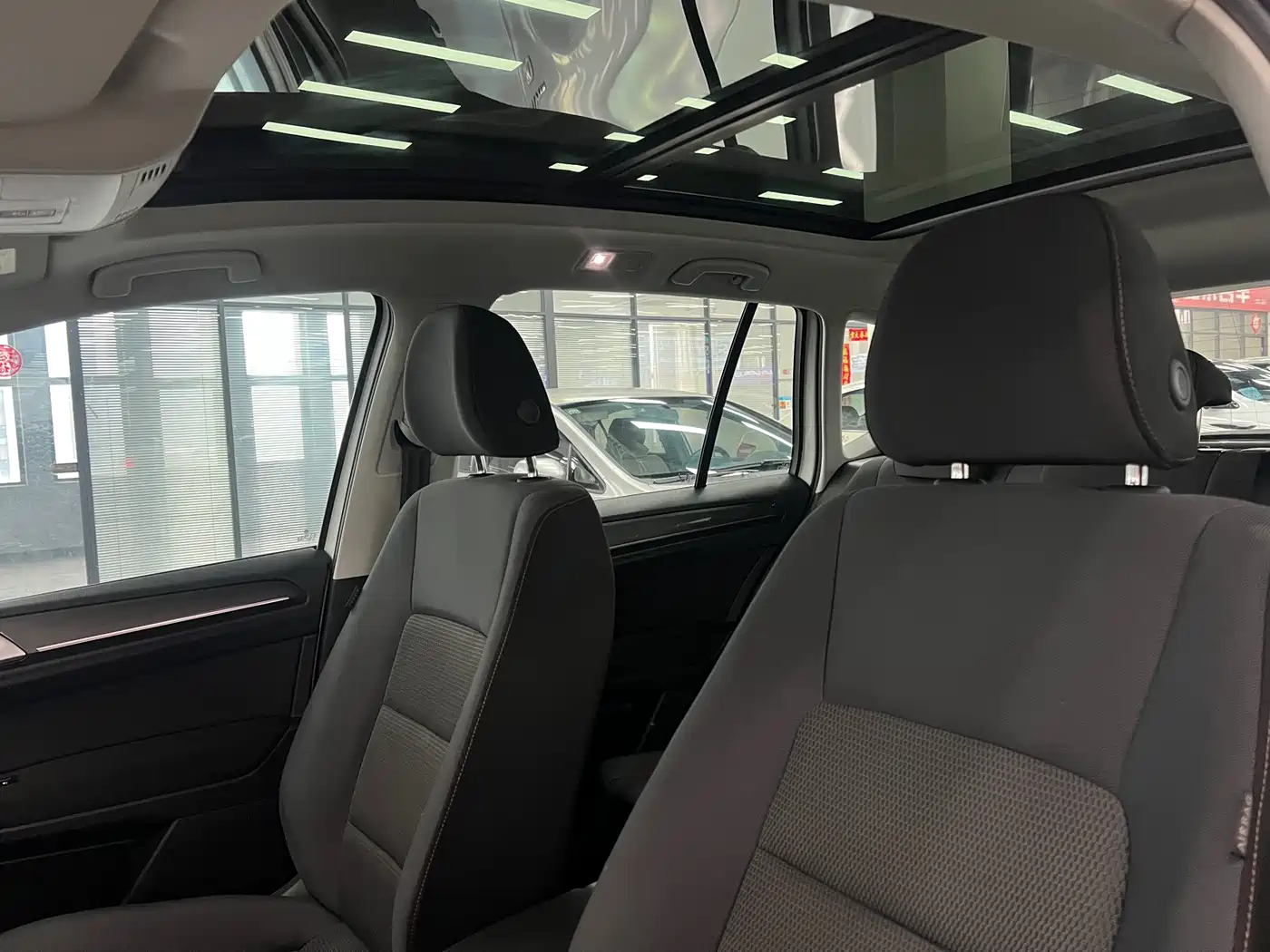 Volkswagen Golf Sportsvan 2016 230TSI Automatic Progressive фото 12