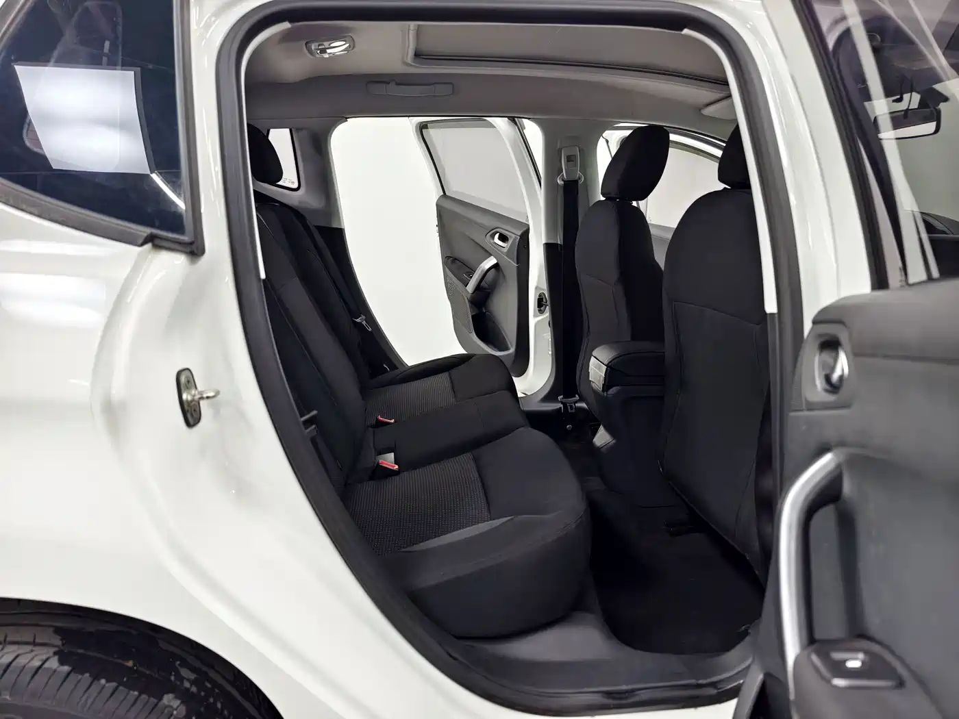 Peugeot 2008 2014 1.6L Automatic Fashion Edition фото 15