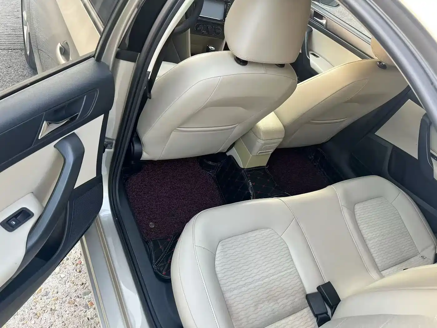 Škoda Rapid 2016 1.6L Automatic Pioneer Edition фото 7