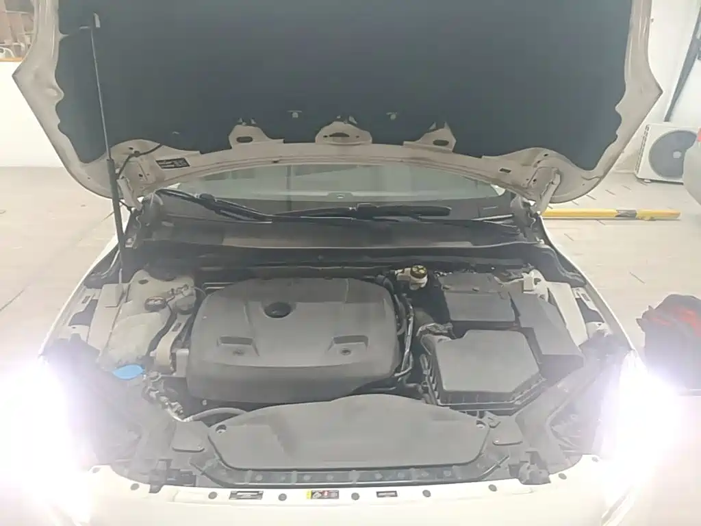 Volvo V40 2017 2018 T3 R-Design Edition