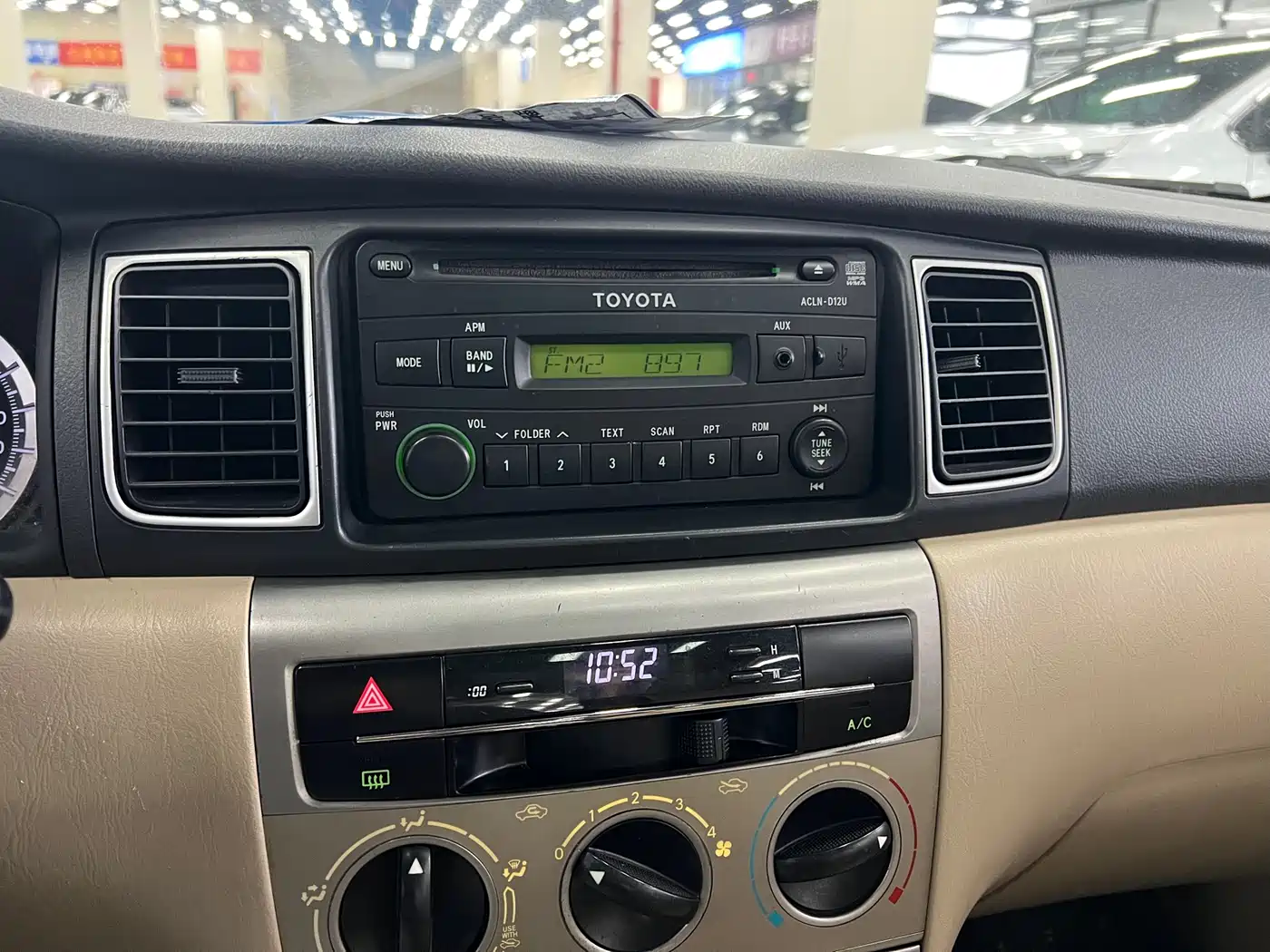 Toyota Corolla 2013 1.6L Automatic Luxury фото 7