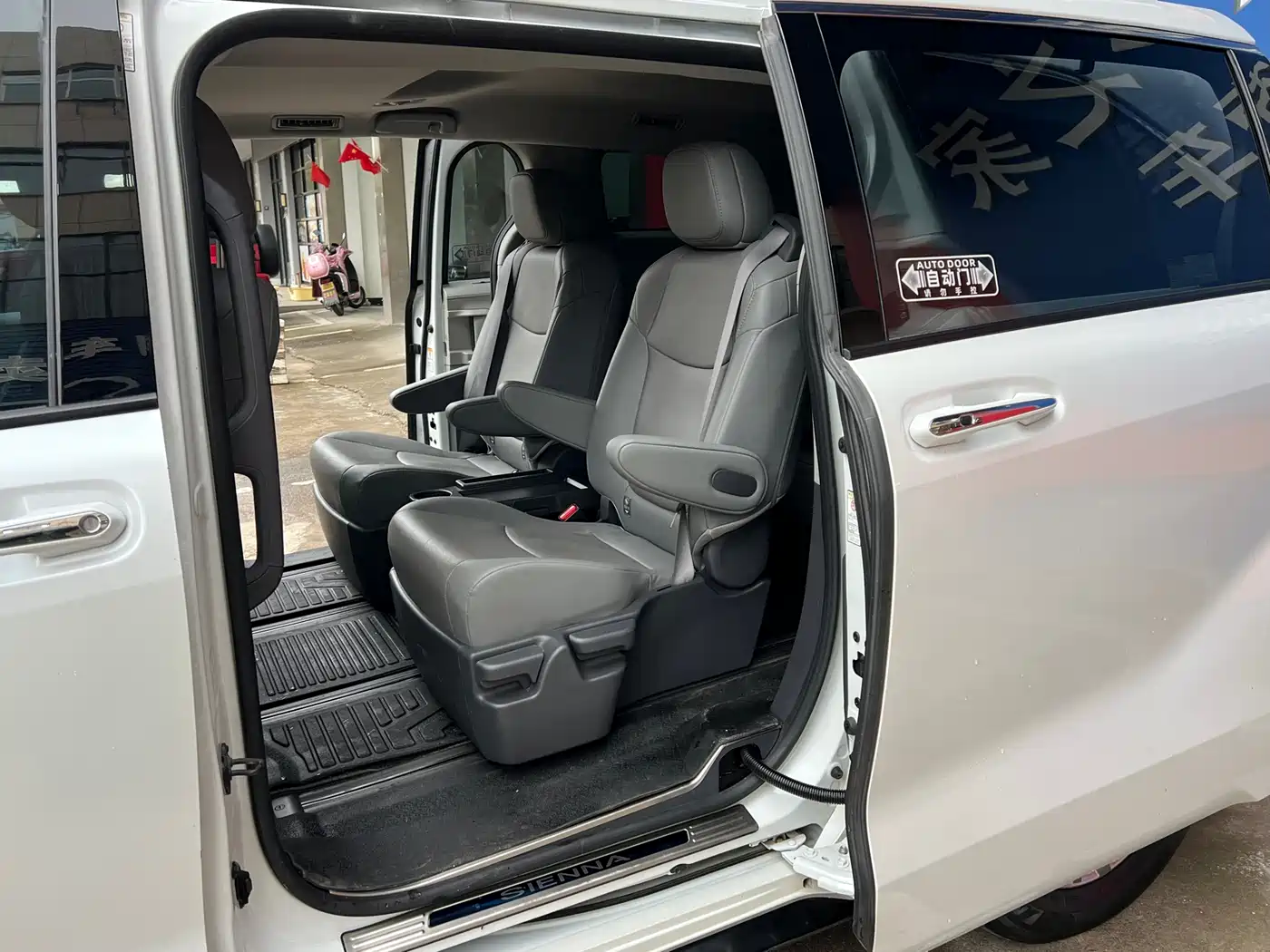Toyota Sienna 2023 2.5L Hybrid Luxury Edition фото 25