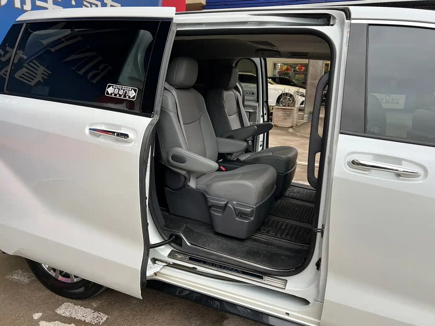 Toyota Sienna 2023 2.5L Hybrid Luxury Edition фото 3