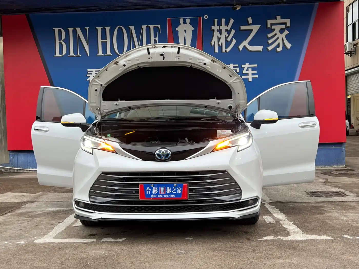 Toyota Sienna 2023 2.5L Hybrid Luxury Edition фото 5