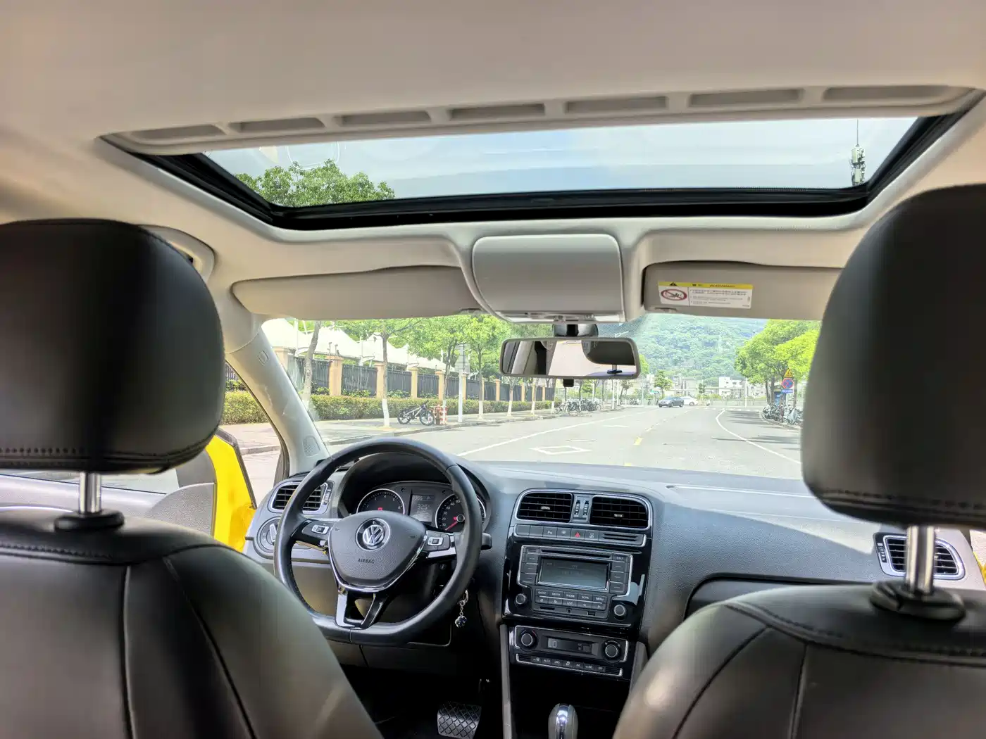 Volkswagen Polo 2014 1.6L Automatic Luxury Edition фото 14