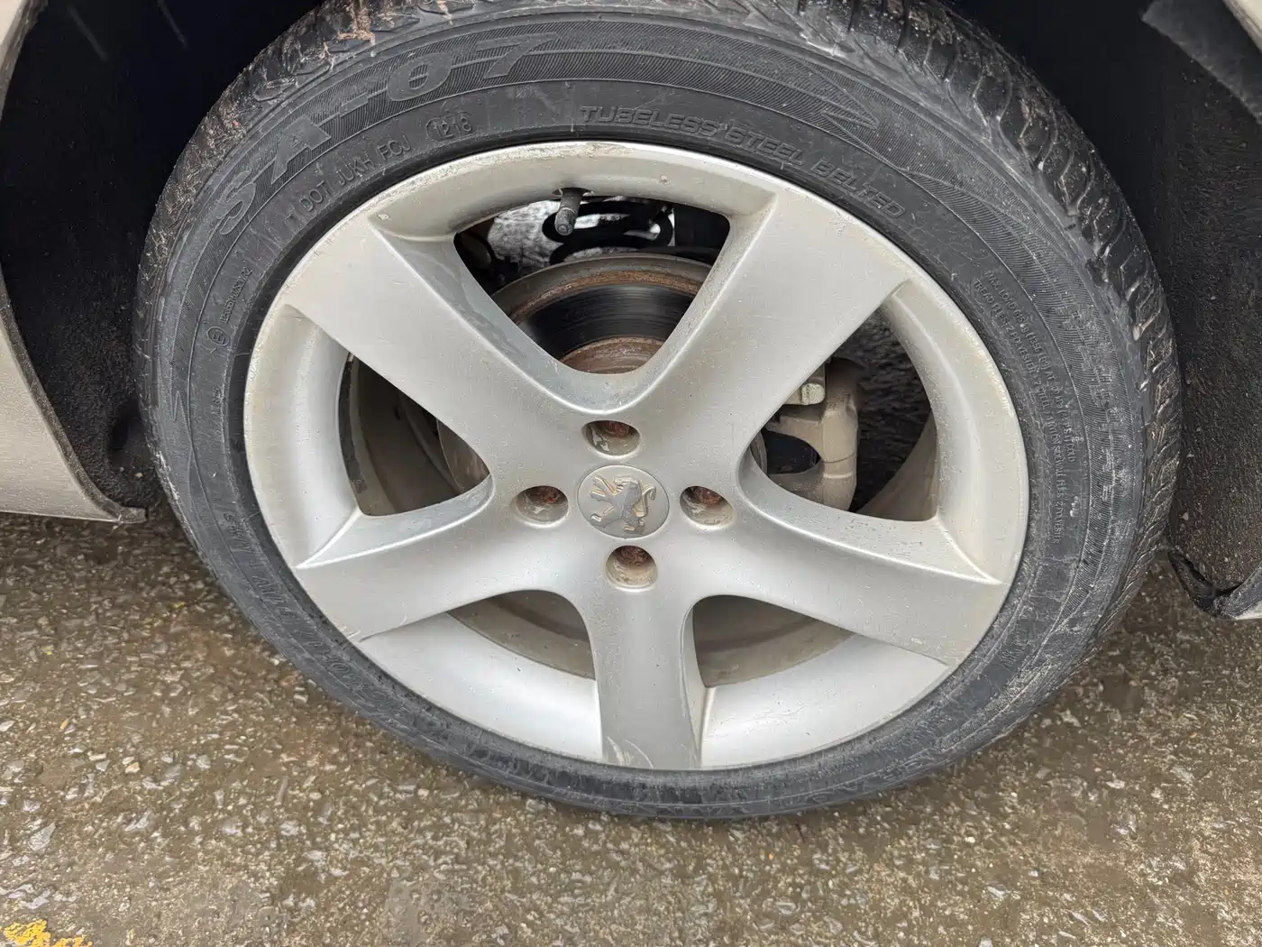 Peugeot 408 2011 2.0L Automatic Comfort Edition фото 12