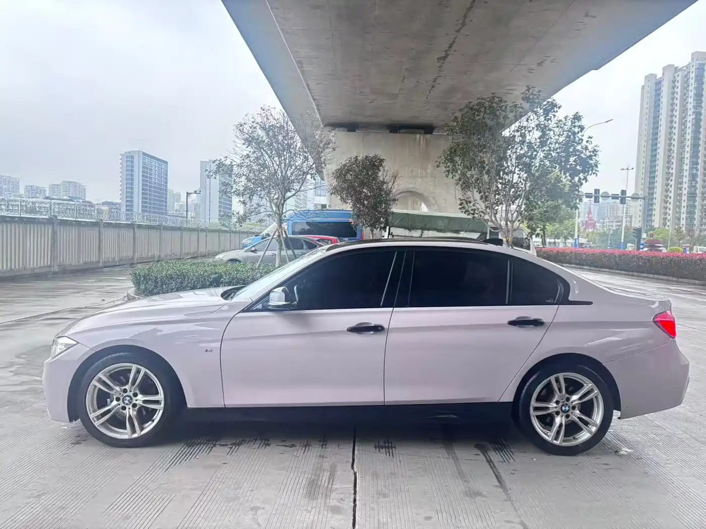 BMW 3 Series 2017 320Li M Sport фото 2