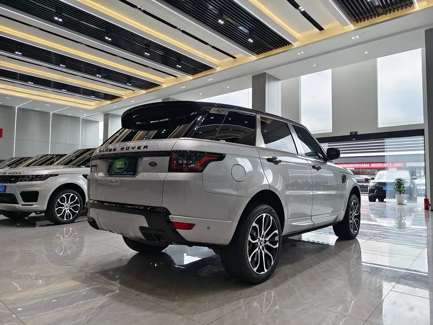 Land Rover Range Rover Sport 2022 3.0 L6 Gloss Black Edition фото 18