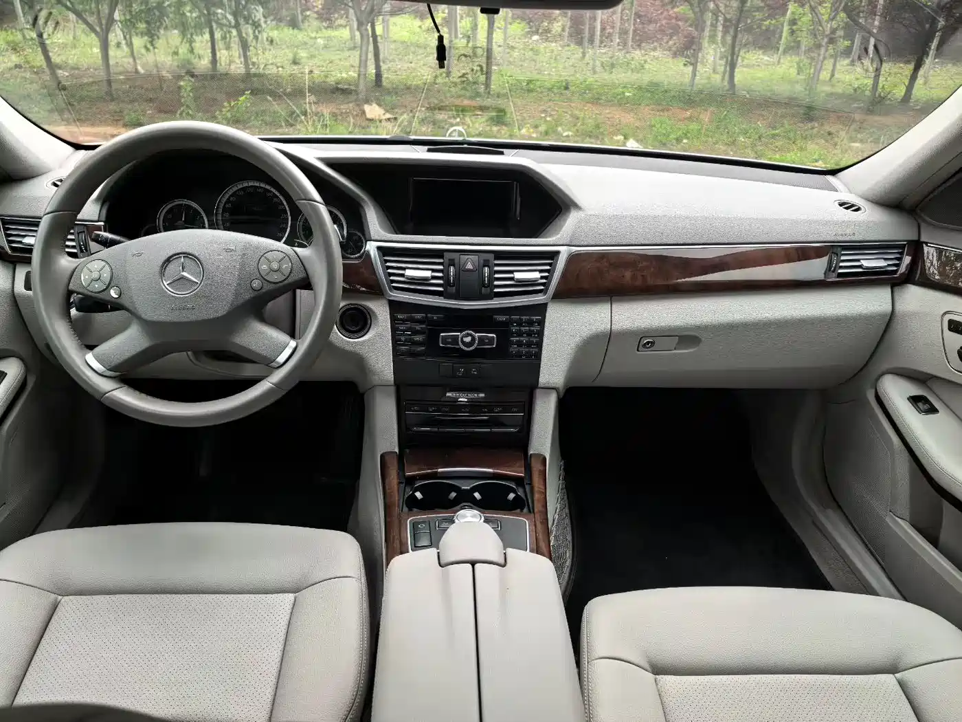 Mercedes-Benz E-Class 2013 Model E 260 L CGI Fashion фото 9