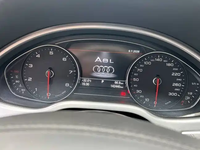 Фото 10 - Audi A8