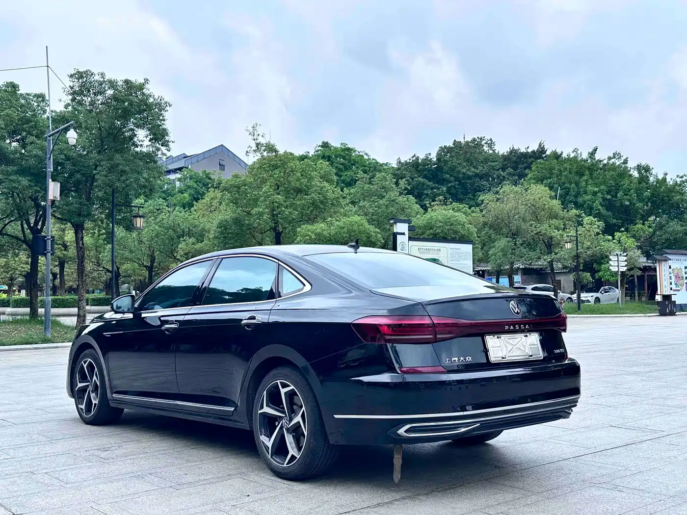 Volkswagen Passat 2023 330TSI Starlight Luxury Edition фото 10