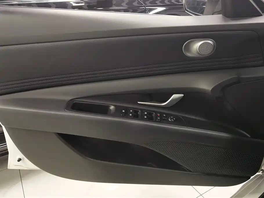 Hyundai Elantra 2021 1.5L CVT LUX Premium Edition фото 7