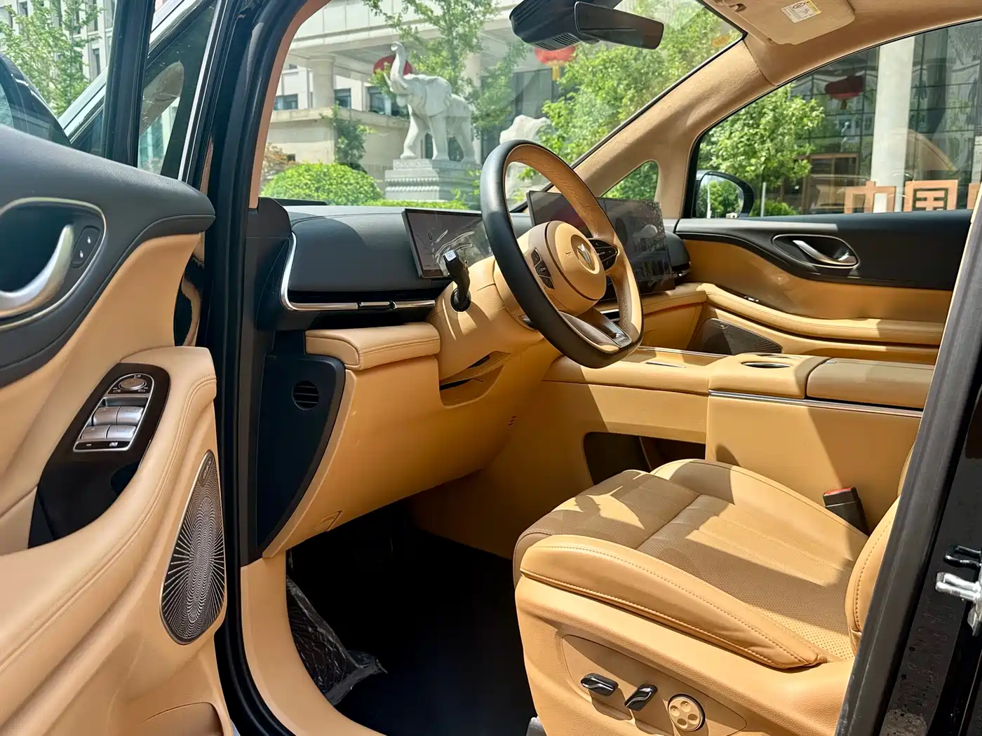 Voyah Auto Voyah Dreamer 2025 PHEV AWD Flagship Kunpeng Edition фото 6