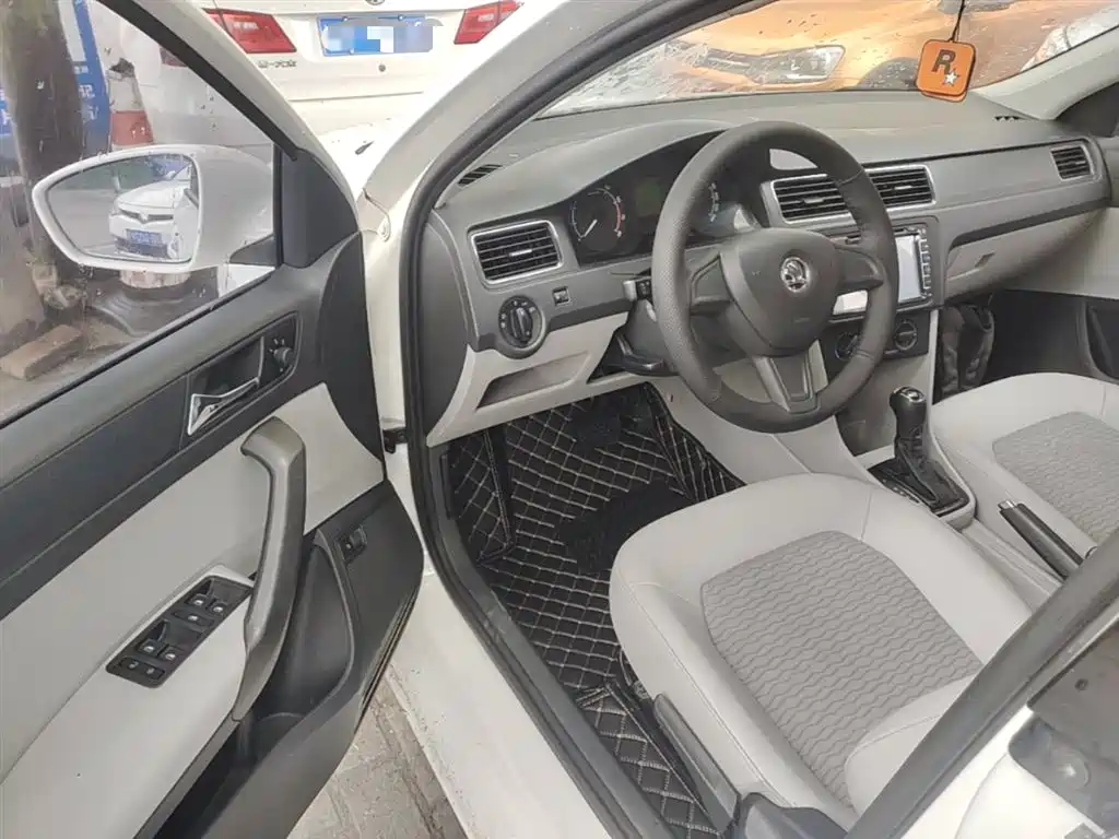 Škoda Rapid 2016 1.6L Automatic Pioneer Edition фото 16