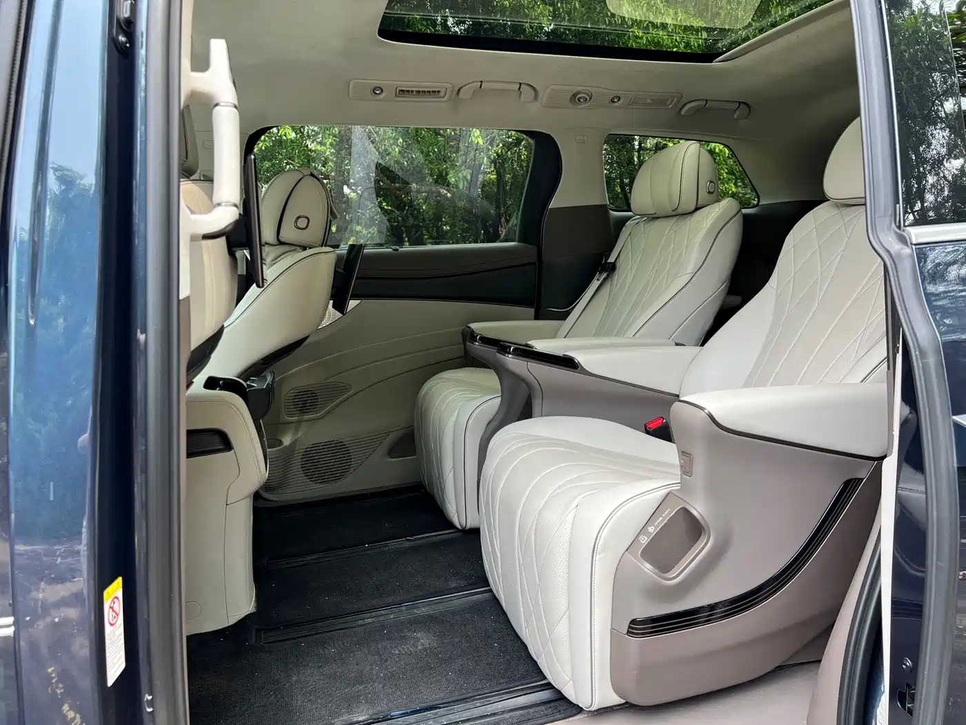 Denza D9 2023 2022 DM-i 970 AWD Flagship