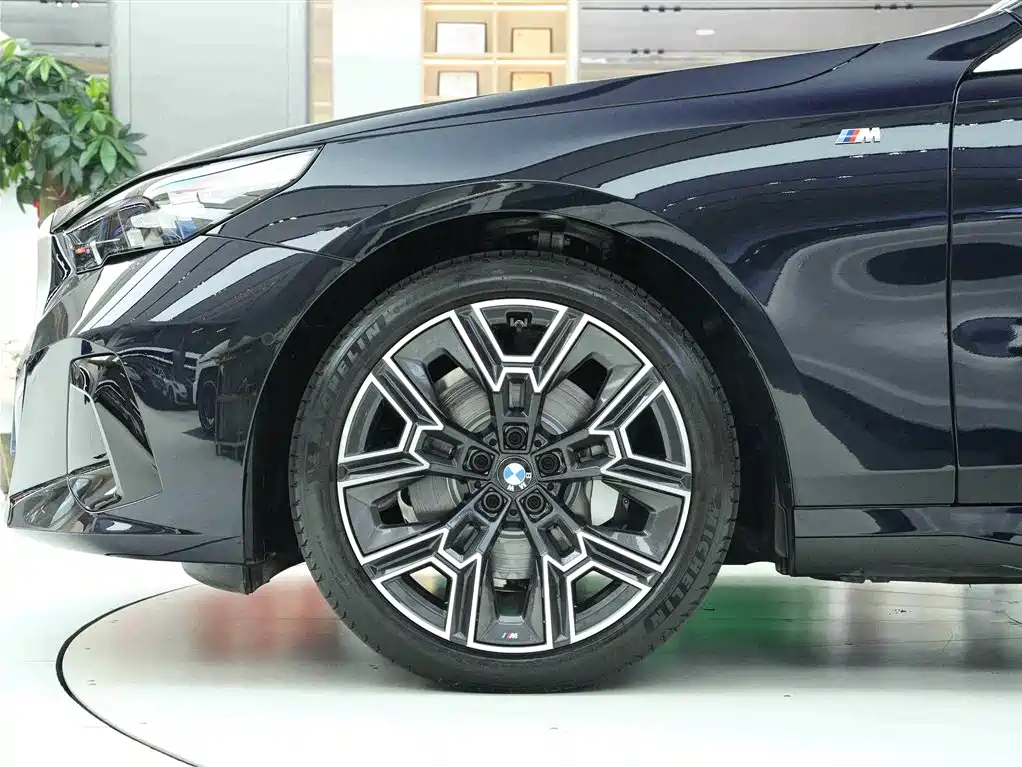 BMW 5 Series 2025 530Li Premium M Sport Package фото 25