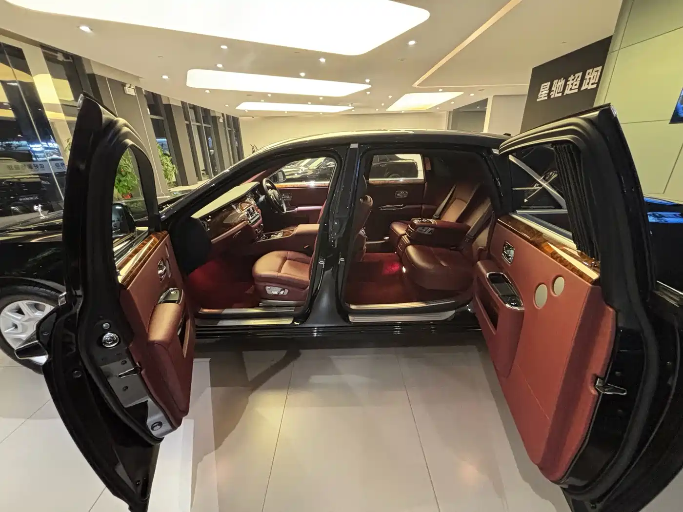 Photo 17 - Rolls-Royce Ghost