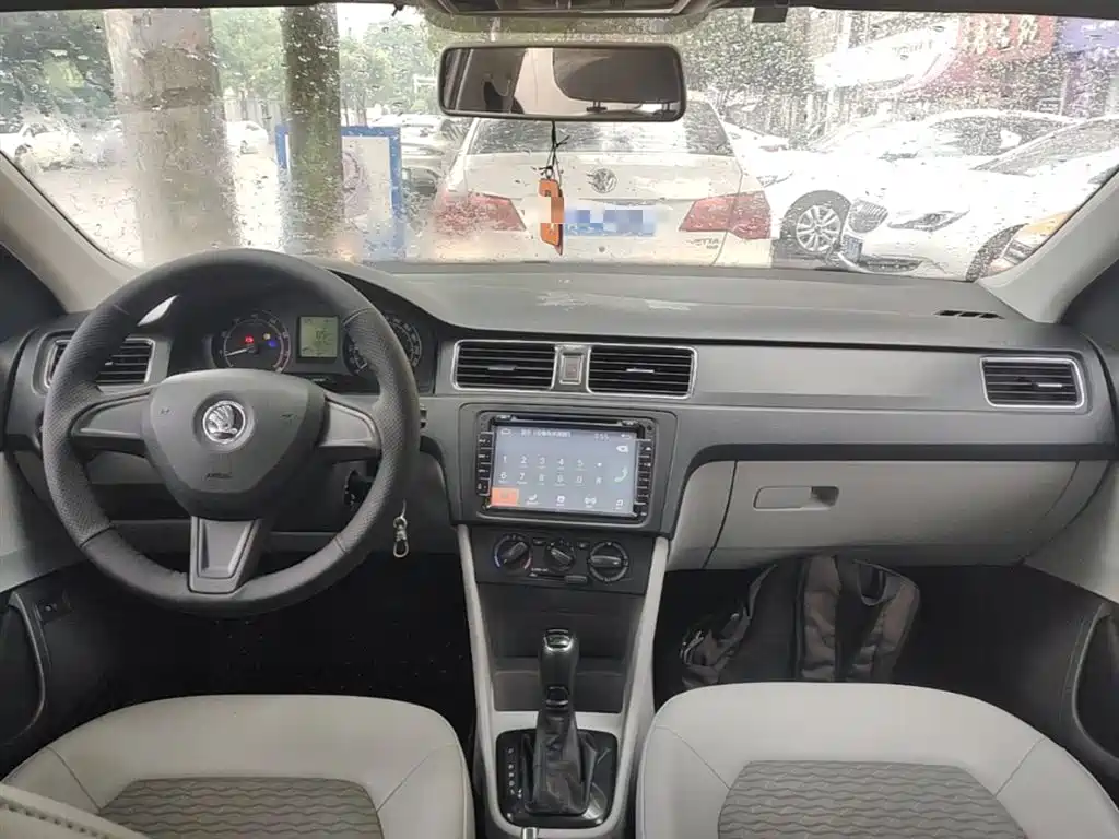Škoda Rapid 2016 1.6L Automatic Pioneer Edition фото 10