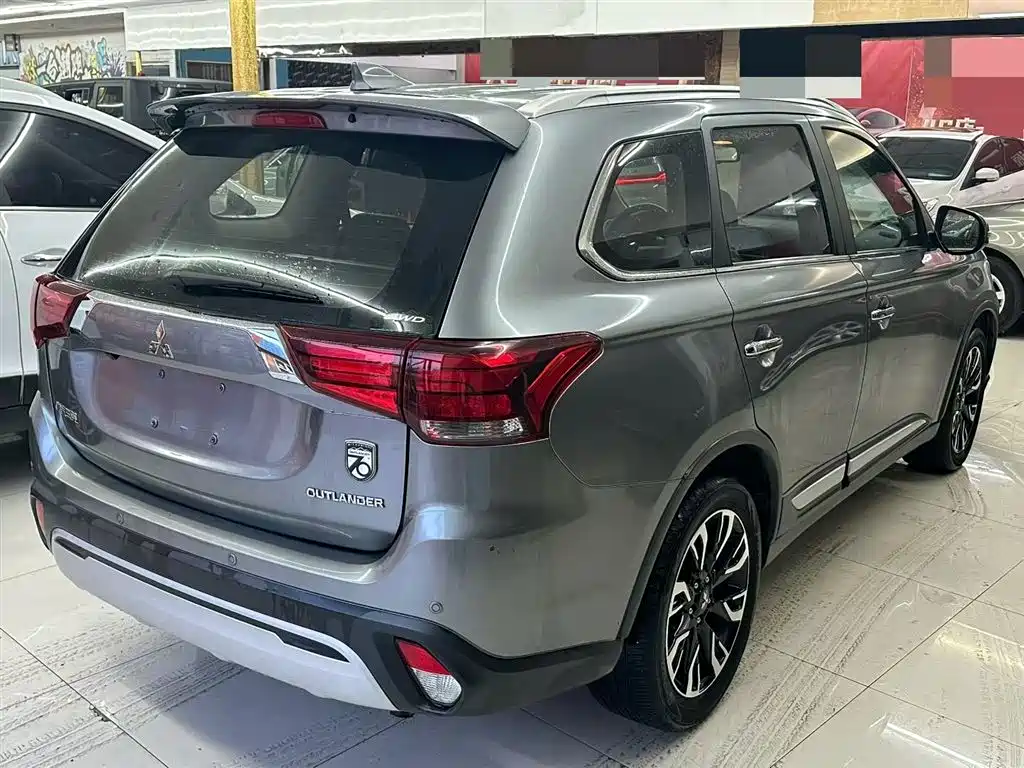 MITSUBISHI OUTLANDER