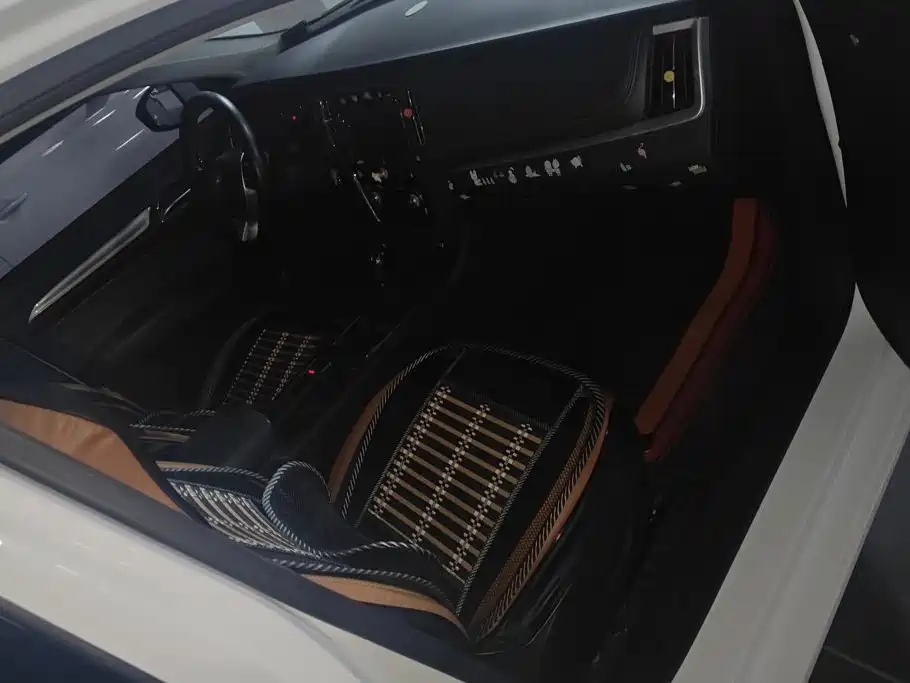 Roewe i6 2020 2020 PLUS 1.6L CVT 4G Connected Glory Luxury Edition