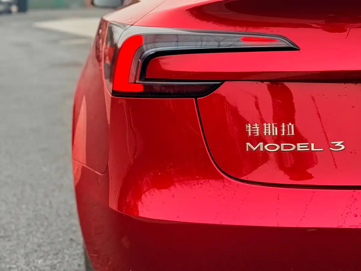 TESLA MODEL 3