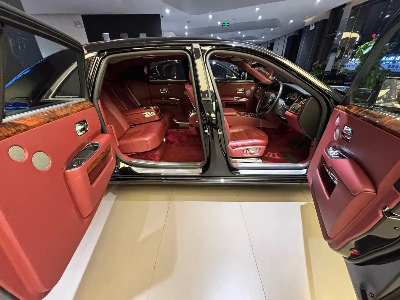 Photo 10 - Rolls-Royce Ghost