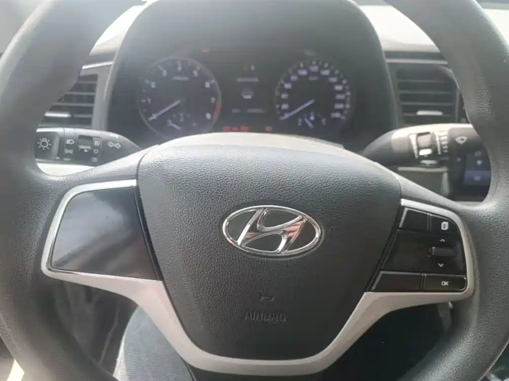 Hyundai Elantra 2016 1.6L Manual Smart·Youth Edition фото 16