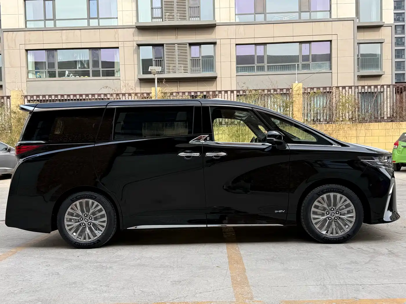 Toyota Alphard 2025 Hybrid 2.5L Ultimate Gold Edition фото 6