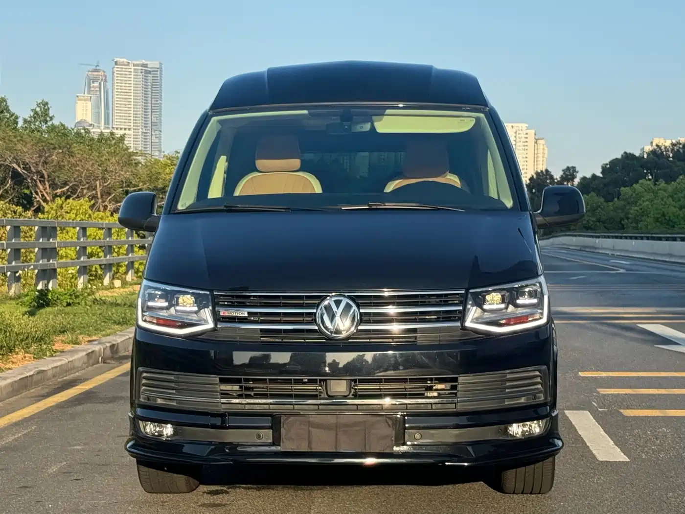 Volkswagen Multivan 2017 2.0TSI AWD Premium Edition 7-Seater фото 2