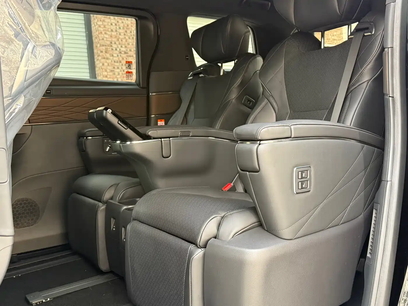 Toyota Alphard 2025 Hybrid 2.5L Ultimate Gold Edition фото 13