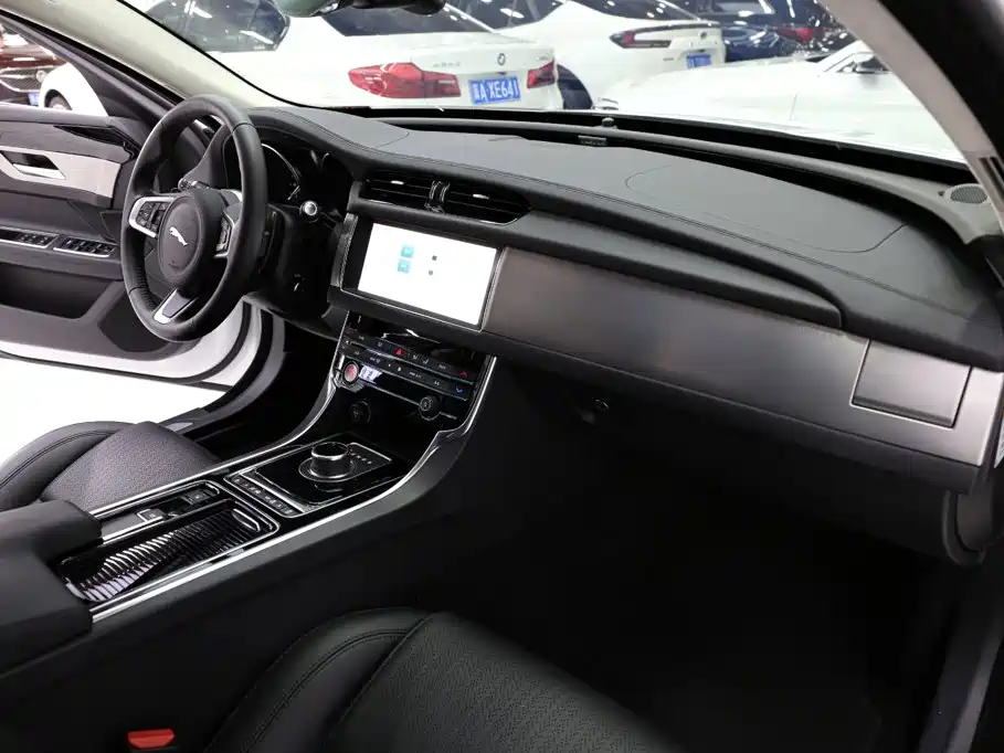 Jaguar XF 2019 2018 XF Sportbrake 2.0T 250PS 2WD Elegance Edition