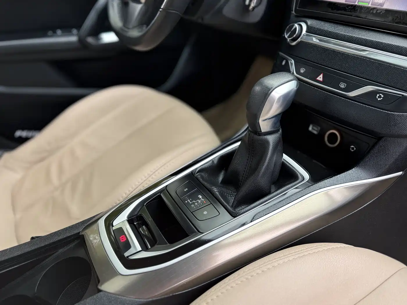 Peugeot 408 2015 Model 1.2T Automatic Luxury Edition фото 11