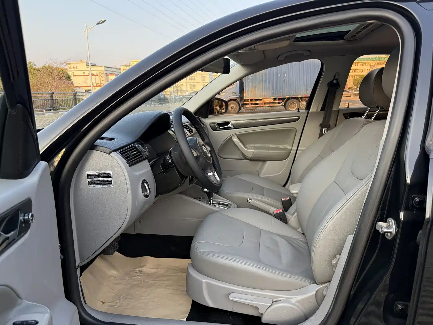 Volkswagen Bora 2012 1.6L Automatic Luxury Model фото 9