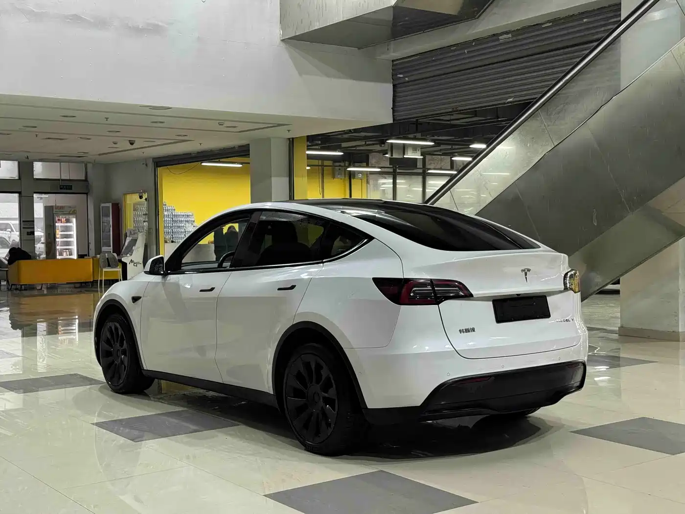 TESLA MODEL Y