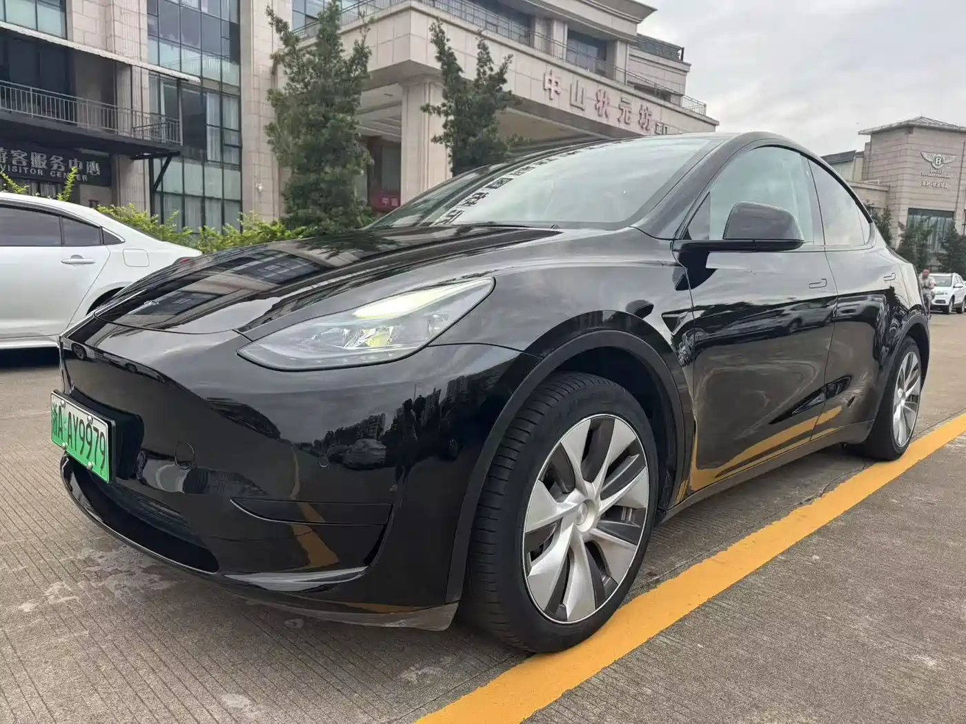 TESLA MODEL Y