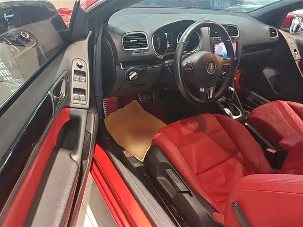 Volkswagen Golf (Import) 2012 1.4TSI Luxury Convertible Edition фото 16