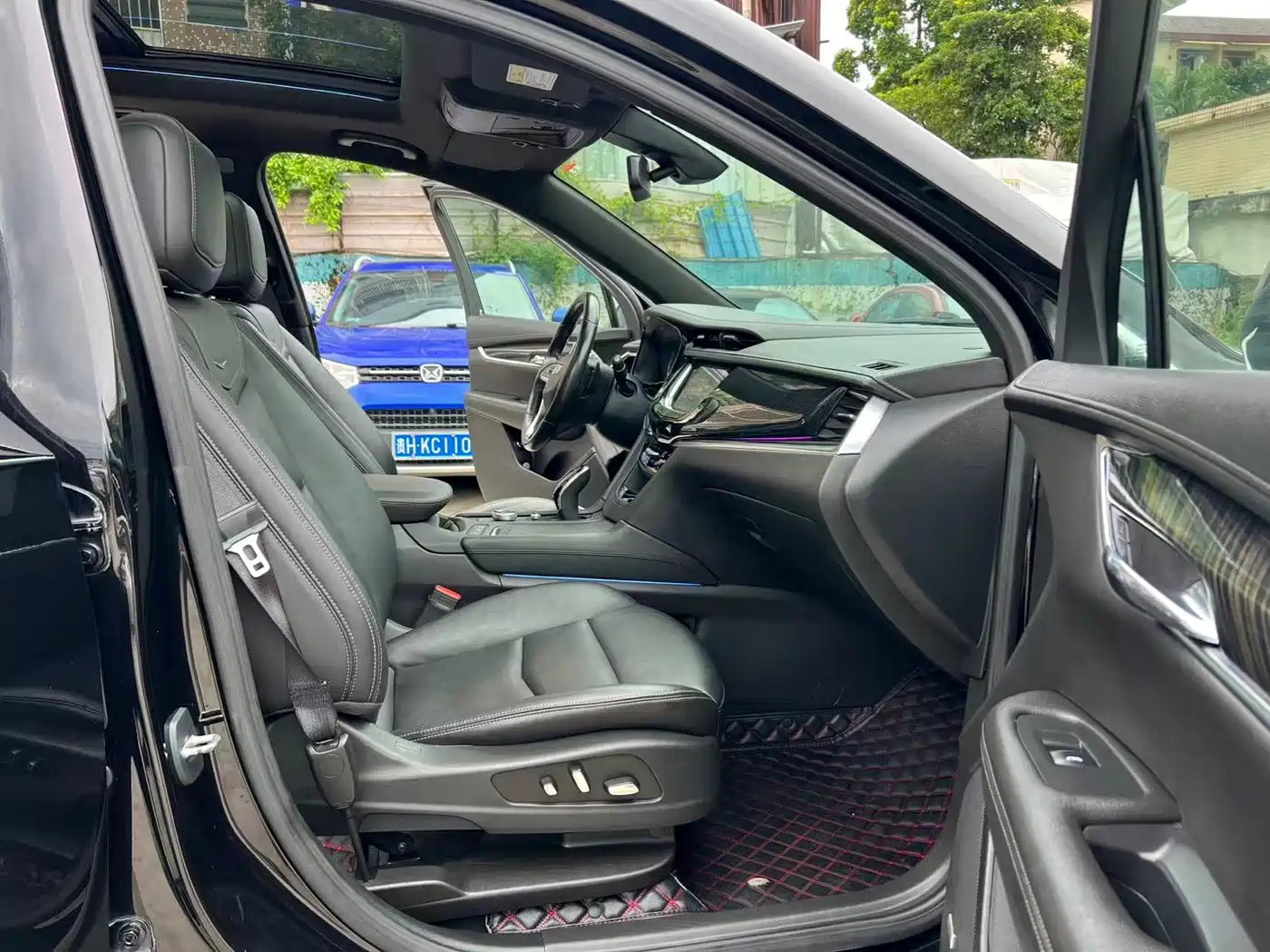 Photo 7 - Cadillac XT6