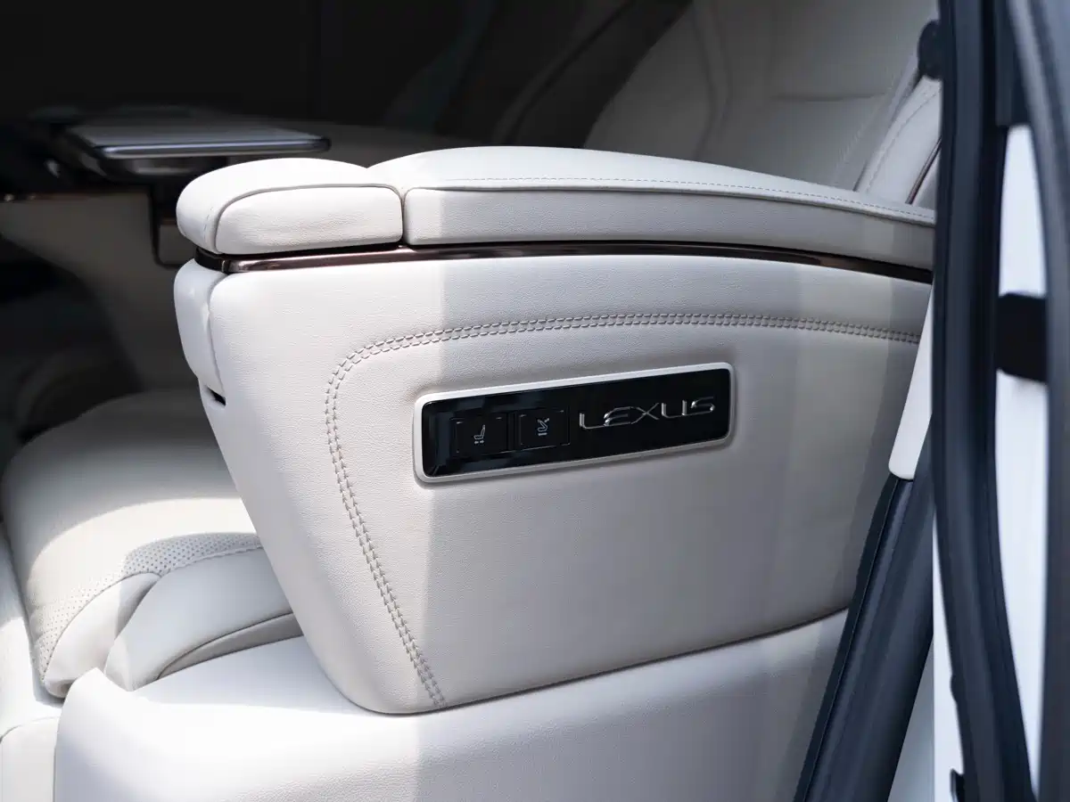 Lexus LM 2023 500h 6-Seater Prestige Edition фото 17