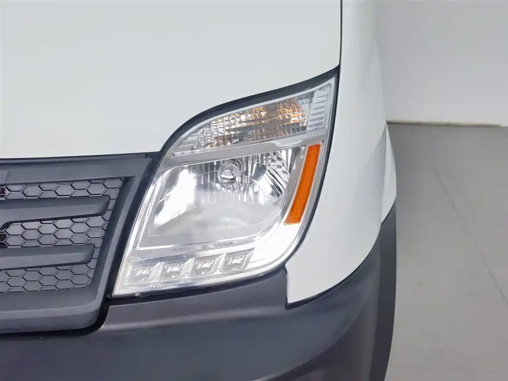 SAIC Maxus Xintu V80 2020 2.5T Manual Classic City Delivery King Short Wheelbase Medium Roof 2/3-seater фото 7