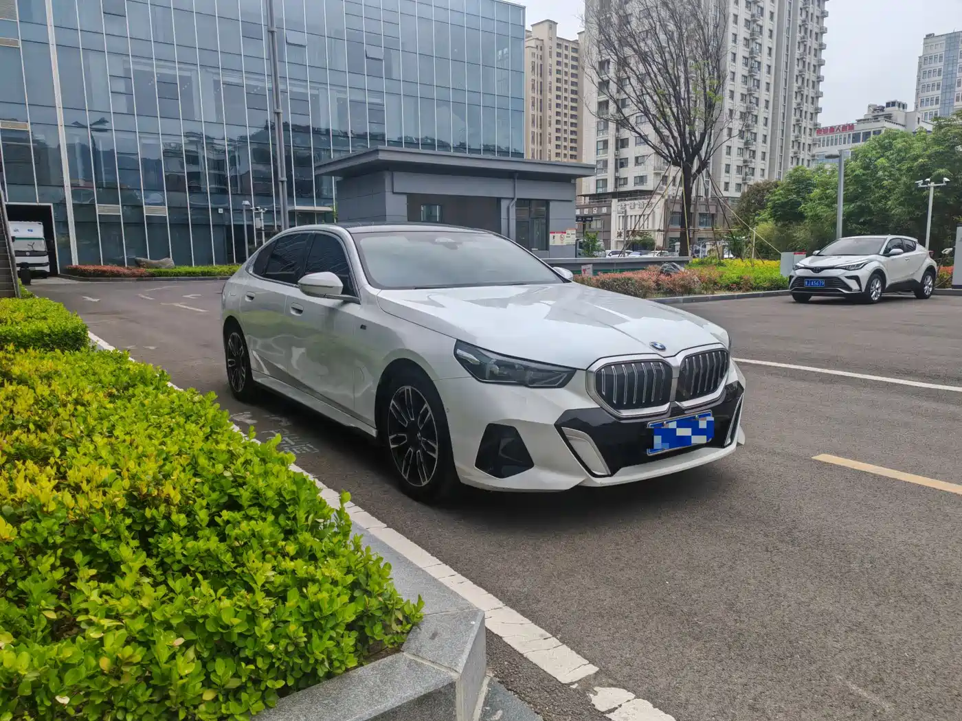 BMW 5 Series 2024 530Li Leading M Sport Package фото 3