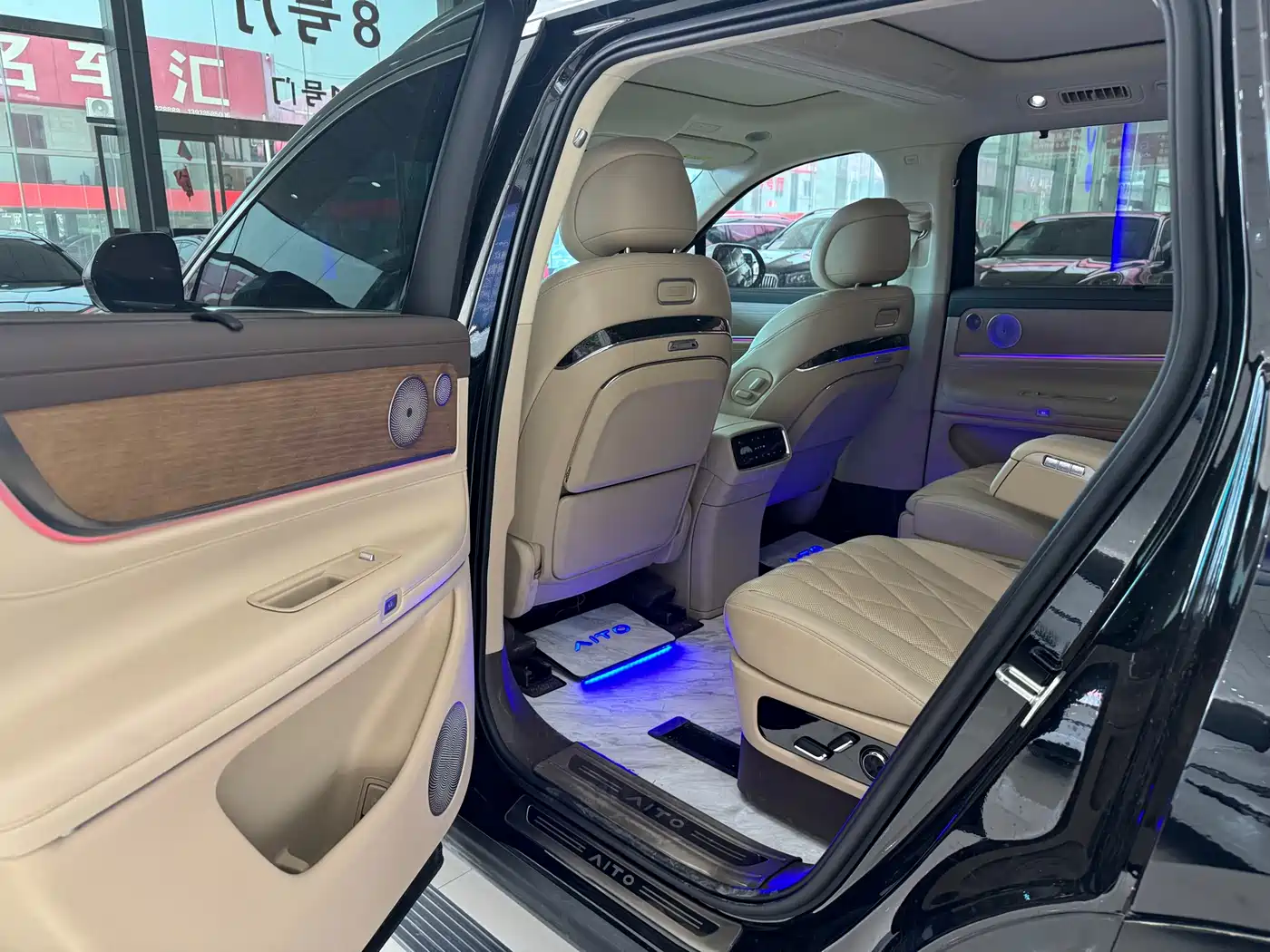 AITO Wenjie AITO M9 2024 Extended Range Ultra 42kWh 6-Seater фото 12