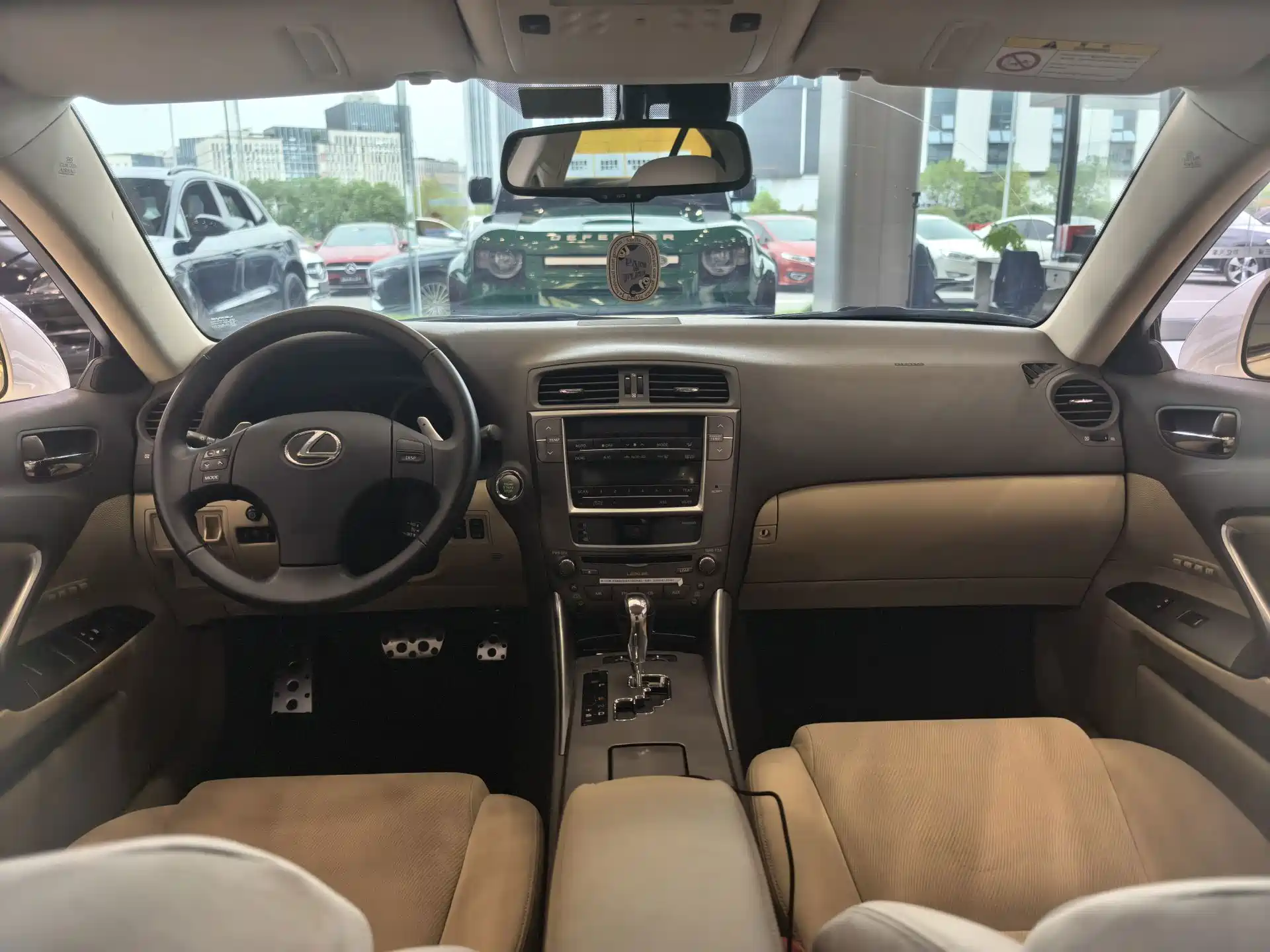 Photo 11 - Lexus IS