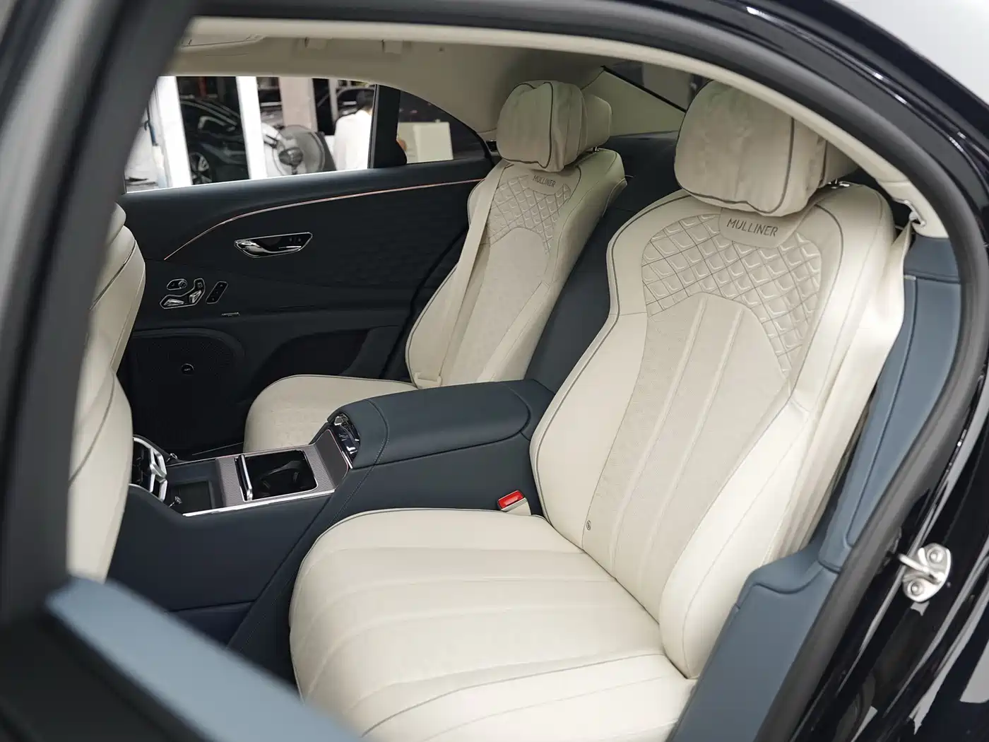 Bentley Flying Spur Plug-in Hybrid 2025 Model Year 4.0T V8 Mulliner фото 10