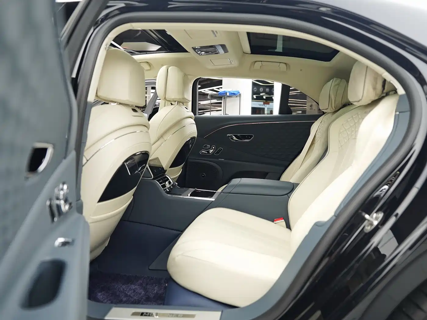Bentley Flying Spur Plug-in Hybrid 2025 Model Year 4.0T V8 Mulliner фото 16