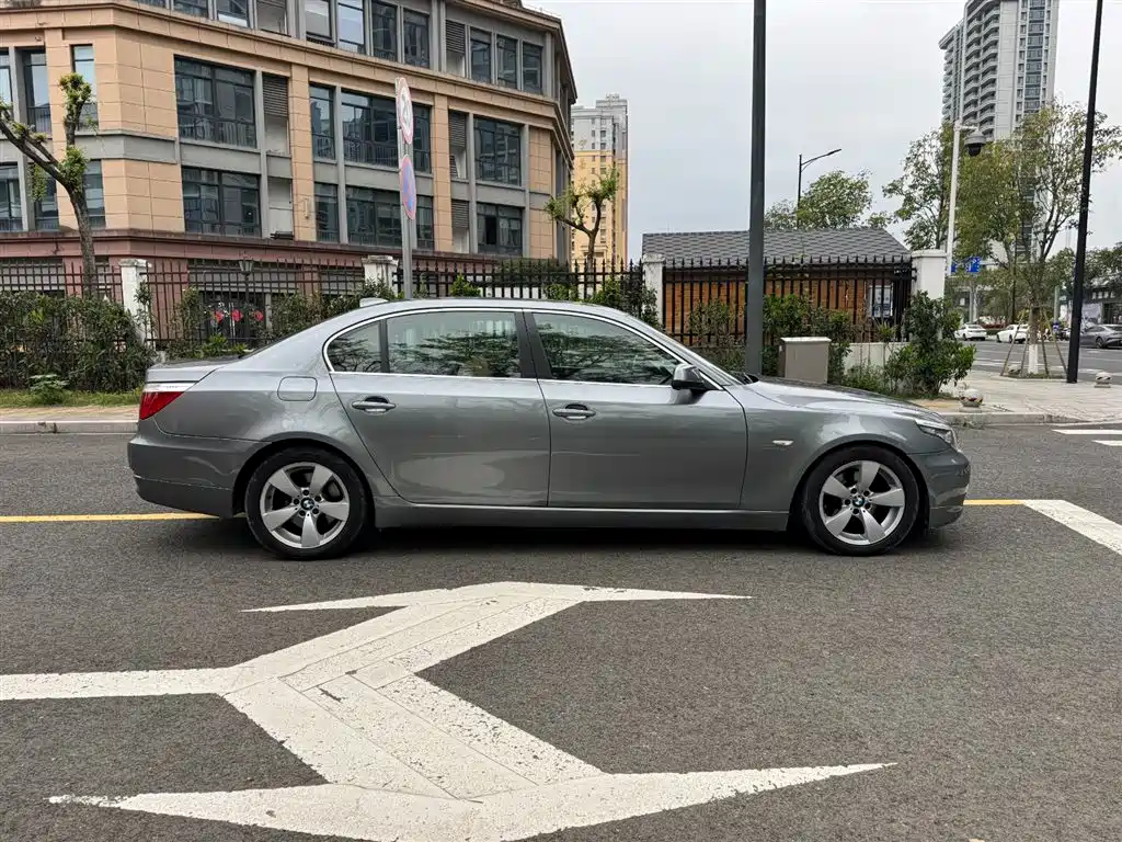 BMW 5 Series 2010 525Li Leading фото 7