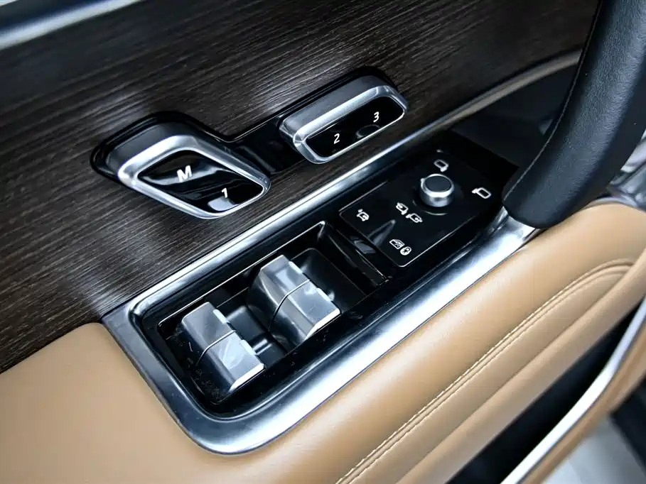 Land Rover Range Rover 2023 3.0 L6 360PS Golden Age Edition фото 22